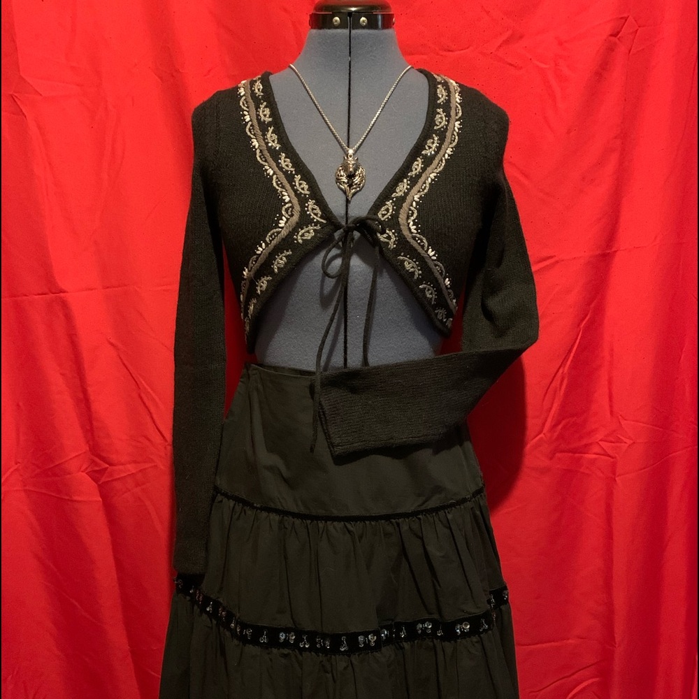 P💋u t (Pout) Short Black/Grey/Silver Trim Sweater